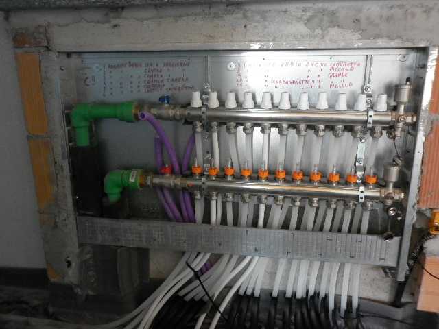 Collettore per impianti radianti sottopavimento a bassa e alta temperatura da2 a 12 uscite